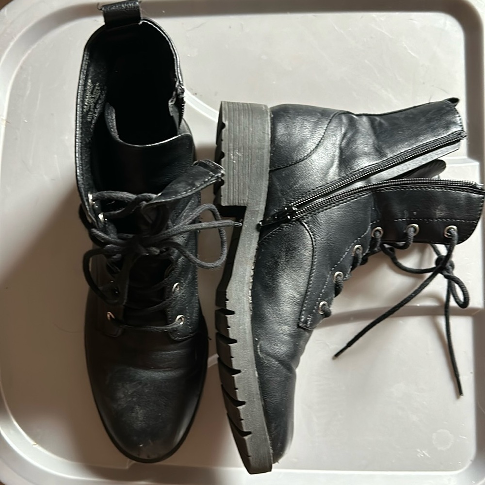 Black boots - Size 7.5 - Zipper & lace closure